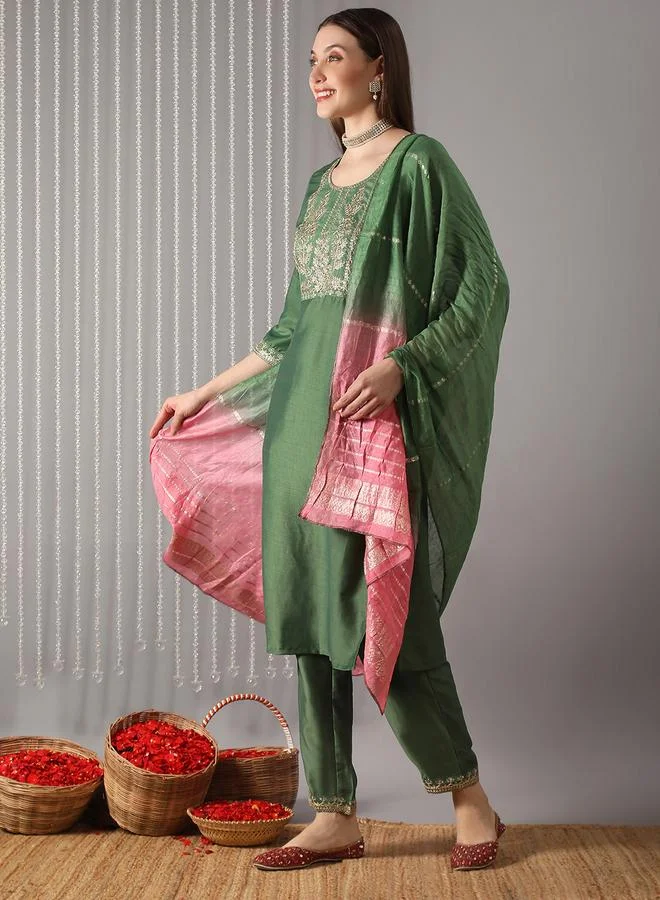 جلو باص مجموعة من كورتا مطرزة بياقة دائرية مع بنطال ووشاح متدرج